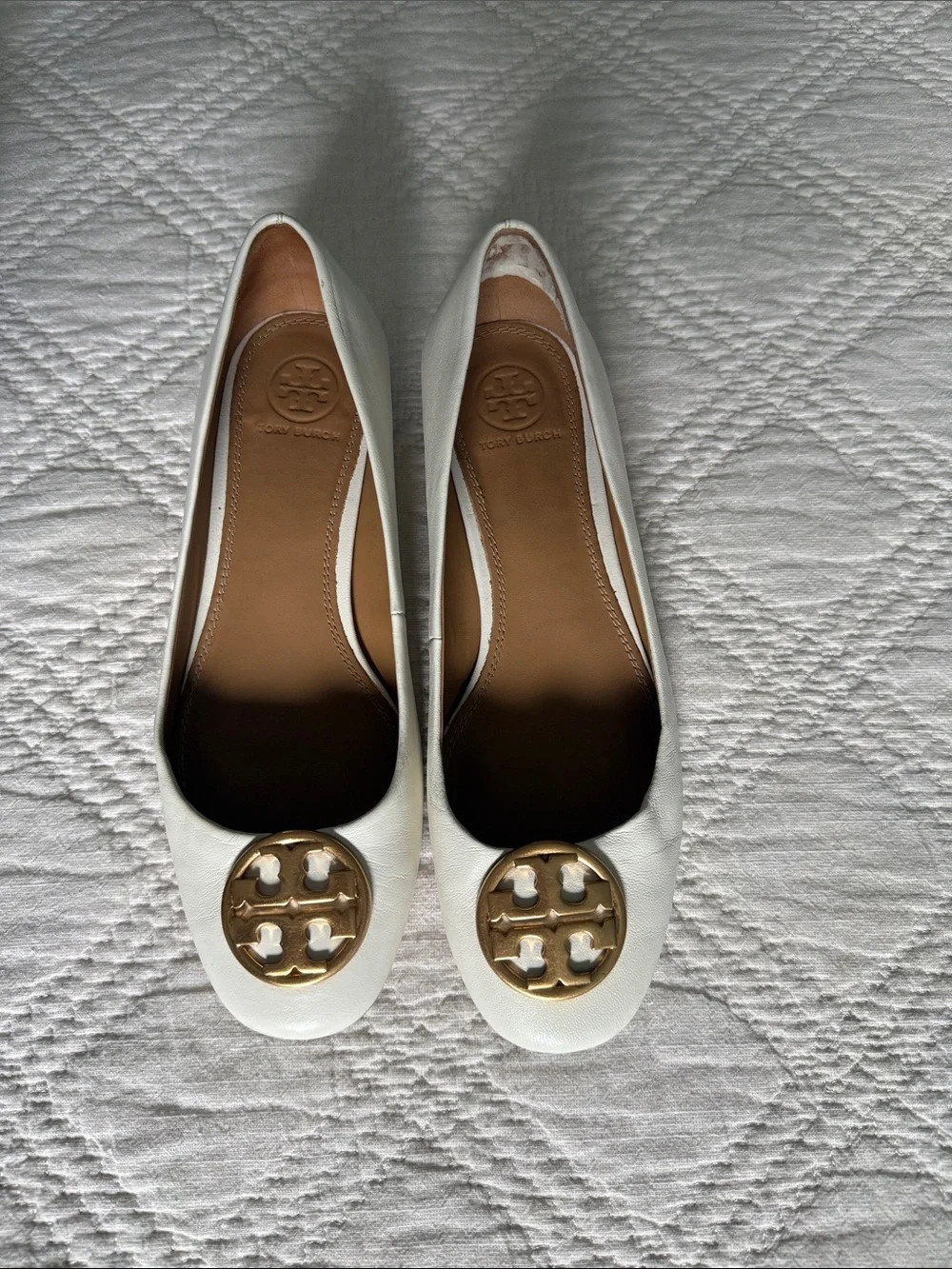 TORY BURCH WHITE GOLD LOGO CHELSEA HEELED BALLET FLATS 7US